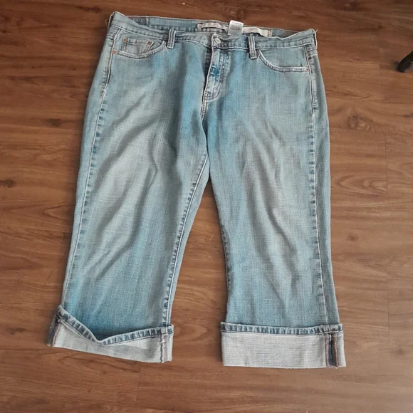 Levis Light Blue Denim Capri Jeans Size 14 - Picture 1 of 5